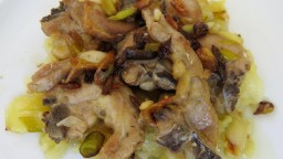 Recepta de cuina de Mitjanes de cabrit lletó amb patates saltejades amb alls tendres i ceba